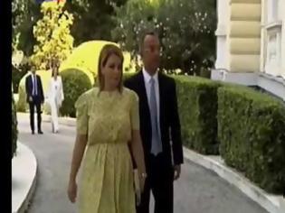 Φωτογραφία για ΕΡΤ: Με χλεύη και... πριγκιπικό βαλς υποδέχθηκαν η Ακριβοπούλου και ο σκηνοθέτης της τη νέα κυβέρνηση