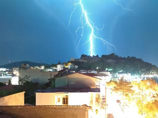 Φωτογραφία για Κεραυνός χτυπά τη ΒΟΝΙΤΣΑ - Εντυπωσιακή φωτογραφία του Θοδωρή Μαζαράκη