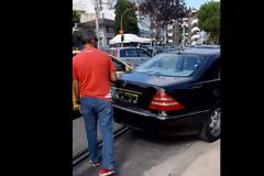 Οδηγός στην Γλυφάδα πάρκαρε την Mercedes στην γραμμή του τραμ, την κλείδωσε και έφυγε