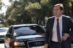 Απηύδησε ο Μηταράκης με το 1555 του ΕΦΚΑ και πήγε ο ίδιος στο τηλεφωνικό