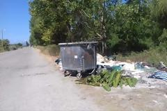 Αφημένα μπάζα και σκουπίδια δίπλα από κάδο απορριμμάτων, κοντά στο ΜΥΤΙΚΑ -ΦΩΤΟ