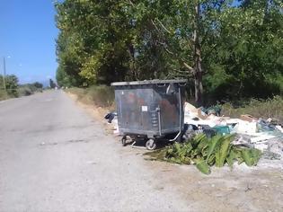 Φωτογραφία για Αφημένα μπάζα και σκουπίδια δίπλα από κάδο απορριμμάτων, κοντά στο ΜΥΤΙΚΑ -ΦΩΤΟ