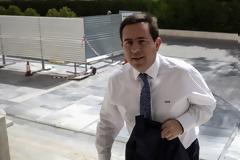 Ο Μηταράκης δεν μπορούσε να επικοινωνήσει με το 1555 του ΕΦΚΑ και πήγε στο τηλεφωνικό κέντρο