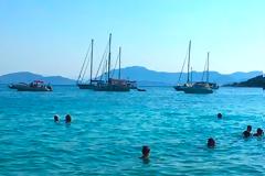 ΚΑΤΑΓΓΕΛΙΑ: Ιστιοφόρα ρίχνουν λύματα στη θάλασσα στο Βαθυαβάλι!!