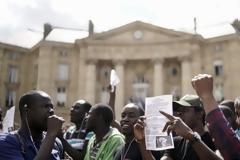 «Μαύρα Γιλέκα» - Κατάληψη στο Πάνθεον από εκατοντάδες μετανάστες