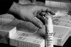 Who is Dr. Age? Μια μυστηριώδης νέα μάρκα που συζητιέται πολύ στη Νέα Υόρκη