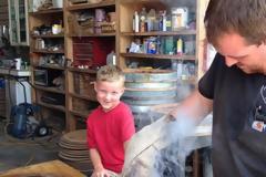 ΚΑΤΑΣΚΕΥΕΣ - Δείτε τι απίστευτα πράγματα φτιάχνει αυτός ο άνδρας χρησιμοποιώντας βαρέλια κρασιού