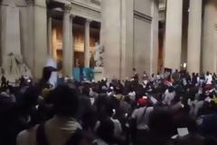 Γαλλία: Εκατοντάδες μετανάστες και υποστηρικτές τους κατέλαβαν το Πάνθεον