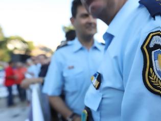 Φωτογραφία για Χρυσοχοΐδης: «Κόβει» δεκάδες αστυνομικούς φρουρούς
