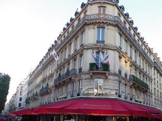 Φωτογραφία για Άνοιξε και πάλι σήμερα η διάσημη μπρασερί Le Fouquet's στο Παρίσι