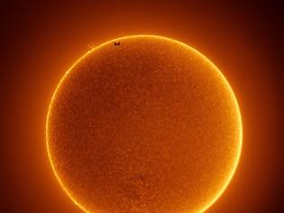 Φωτογραφία για The Space Station Crosses a Spotless Sun