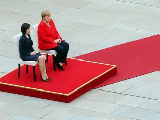 Φωτογραφία για Η Μέρκελ καθιστή και πάλι σε τελετή ανάκρουσης εθνικών ύμνων