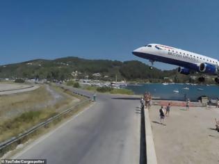 Φωτογραφία για Σκιάθος: Αεροπλάνο περνά «ξυστά» πάνω από τα κεφάλια τουριστών! Βίντεο που κόβει την ανάσα