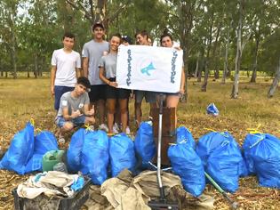 Φωτογραφία για ΒΟΝΙΤΣΑ: Εθελοντική δράση απο νέους που συμμετέχουν στο πρόγραμμα Generation Europe -Καθάρισαν την παραλία Σάλτινη [ΦΩΤΟ]