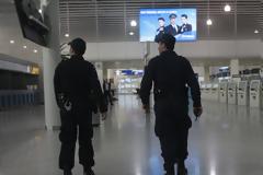 Αστυνομικός σε κύκλωμα διακίνησης μεταναστών με... dress code και μέικ απ