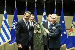 Ο Μητσοτάκης πήρε δώρο στολή πιλότου μαχητικού με το όνομά του – Η πρόσκληση για πτήση στο Καστελόριζο