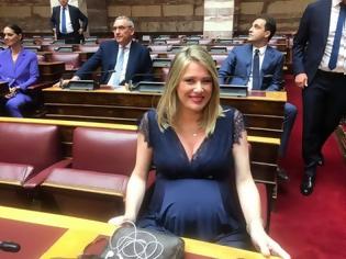 Φωτογραφία για Βουλή: Η εγκυμονούσα Γρεβενιώτισσα βουλευτής Άννα Ευθυμίου που τράβηξε τα βλέμματα