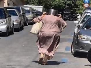 Φωτογραφία για Σεισμός στην Αττική: Η γυναίκα με την ...κατσαρόλα στο κεφάλι έκλεψε τις εντυπώσεις