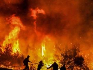 Φωτογραφία για Φωτιά στον Κιθαιρώνα: Δύσκολη νύχτα για τους πυροσβέστες - Η φωτιά μαίνεται σε δύσβατο σημείο