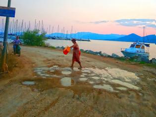 Φωτογραφία για ΔΕΝ ΞΑΝΑΓΙΝΕ!! - ΠΑΛΑΙΡΟΣ ΔΡΟΜΟΣ ΤΟΥ 2019: Για να γλιτώσουν τη σκόνη του χωματόδρομου ρίχνουν νερό…