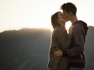 Φωτογραφία για Το φιλί ένοχο για το δεύτερο πιο συχνό σεξουαλικά μεταδιδόμενο νόσημα