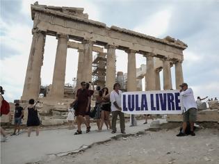 Φωτογραφία για Ακτιβιστές ύψωσαν πανό για τον Λούλα ντα Σίλβα στην Ακρόπολη