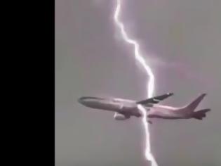 Φωτογραφία για Θα πάθετε ΣΟΚ: Κεραυνοί χτυπούν αεροπλάνο στον αέρα