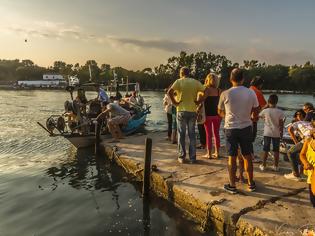 Φωτογραφία για Πανέμορφο θέαμα: Το πέρασμα με βάρκες για τον εσπερινό στην Αγία Παρασκευή ΒΟΝΙΤΣΑΣ [ΦΩΤΟ: Vicky Pantazis]