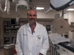 Φωτογραφία για Ο κορυφαίος Έλληνας γιατρός του Columbia: Ο Καρμπαλιώτης σώζει καρδιές χωρίς να τις ανοίγει!