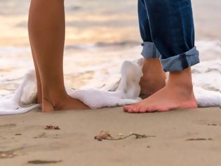 Φωτογραφία για Ο πιο αποτελεσματικός τρόπος να απομακρύνετε την άμμο από τα πόδια σας (χωρίς νερό!)