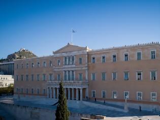 Φωτογραφία για Guardian: Επιτέλους αφαιρούνται τα μεταλλικά τασάκια από την ελληνική Βουλή