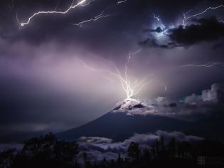 Φωτογραφία για Lightning over the Volcano of Water