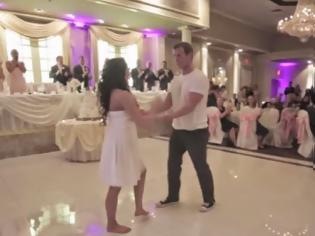 Φωτογραφία για Το ζευγάρι χόρευε τον πρώτο του χορό! Ξαφνικά όμως, μία απρόσμενη εισβολή, τον διακόπτει... (BINTEO)