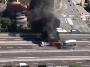 Φωτογραφία για Πυρκαγιά από τη σύγκρουση τριών φορτηγών στη Μπολόνια - Νεκρός ένας οδηγός