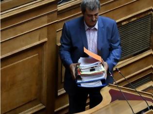Φωτογραφία για Παύλος Πολάκης: Ολομέτωπη επίθεση για τα σκάνδαλα και την άρση ασυλίας – Τι λέει ότι περιείχαν οι φάκελοι που κρατούσε στην Βουλή