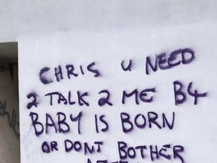 Φωτογραφία για Μία γυναίκα γράφει σε ολόκληρη πόλη μηνύματα στον πατέρα του παιδιού που κυοφορεί