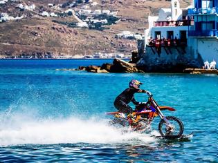 Φωτογραφία για Rippin' Mykonos: Surf με... μοτοσυκλέτα στη Μύκονο