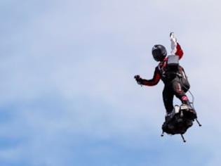 Φωτογραφία για Ο «ιπτάμενος» εφευρέτης Φράνκι Ζαπάτα κατάφερε να διασχίσει τη Μάγχη με Flyboard