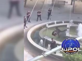 Φωτογραφία για Ισπανία: Αστυνομικός αφοπλίζει με εντυπωσιακό ...πλονζόν άνδρα που κραδαίνει ματσέτα! (video)