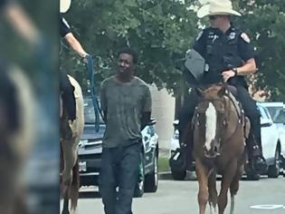 Φωτογραφία για Τέξας: Αστυνομικός πάνω σε άλογο τραβά με σκοινί Αφροαμερικανό