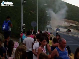 Φωτογραφία για Φωτιά σε τουριστικό λεωφορείο στην Εγνατία Οδό που μετέφερε επιβάτες στην Κοζάνη (video)