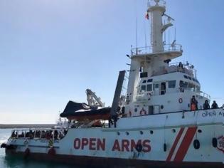 Φωτογραφία για Άκαρπες οι διαπραγματεύσεις για την τύχη των 121 μεταναστών σε πλοίο Ισπανικής ΜΚΟ - Η Μάλτα δέχεται μόνο τους 39