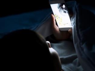 Φωτογραφία για Κοιτάζετε το κινητό σας πριν κοιμηθείτε; Δείτε γιατί δεν πρέπει να το κάνετε!
