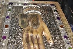 Το ακρωτηριασμένο από τους μονοφυσίτες δεξί χέρι του Οσίου Μαξίμου του Ομολογητού που φυλάσσεται στην Ι.Μ. Αγίου Παύλου