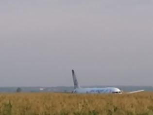 Φωτογραφία για Ρωσικό αεροσκάφος με 233 επιβάτες έκανε αναγκαστική προσγείωση σε χωράφι λόγω «σύγκρουσης» με πουλιά