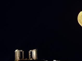 Φωτογραφία για Η Πανσέληνος του Αυγούστου σε 11 καρέ από Ακρόπολη, Σούνιο, Παλαμήδι και Αρχαία Κόρινθο