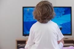 Όσο αυξάνεται ο χρόνος μπροστά σε οθόνες, τόσο χειροτερεύει η συμπεριφορά των παιδιών