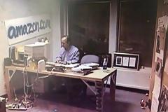 Αυτό ήταν το γραφείο του το 1999… Πώς είναι σήμερα;