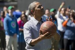 Μπαράκ Ομπάμα: 120.000 δολάρια πουλήθηκε η φανέλα με την οποία έπαιζε μπάσκετ