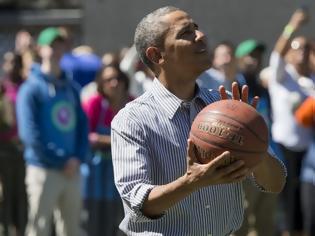 Φωτογραφία για Μπαράκ Ομπάμα: 120.000 δολάρια πουλήθηκε η φανέλα με την οποία έπαιζε μπάσκετ